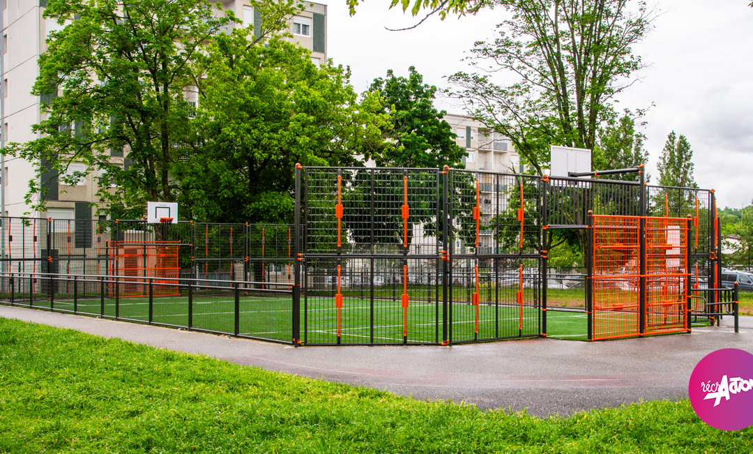 Espace sportif &ndash; Terrain &ndash; Saint-Genis-Laval &ndash; Place des Collonges (69)