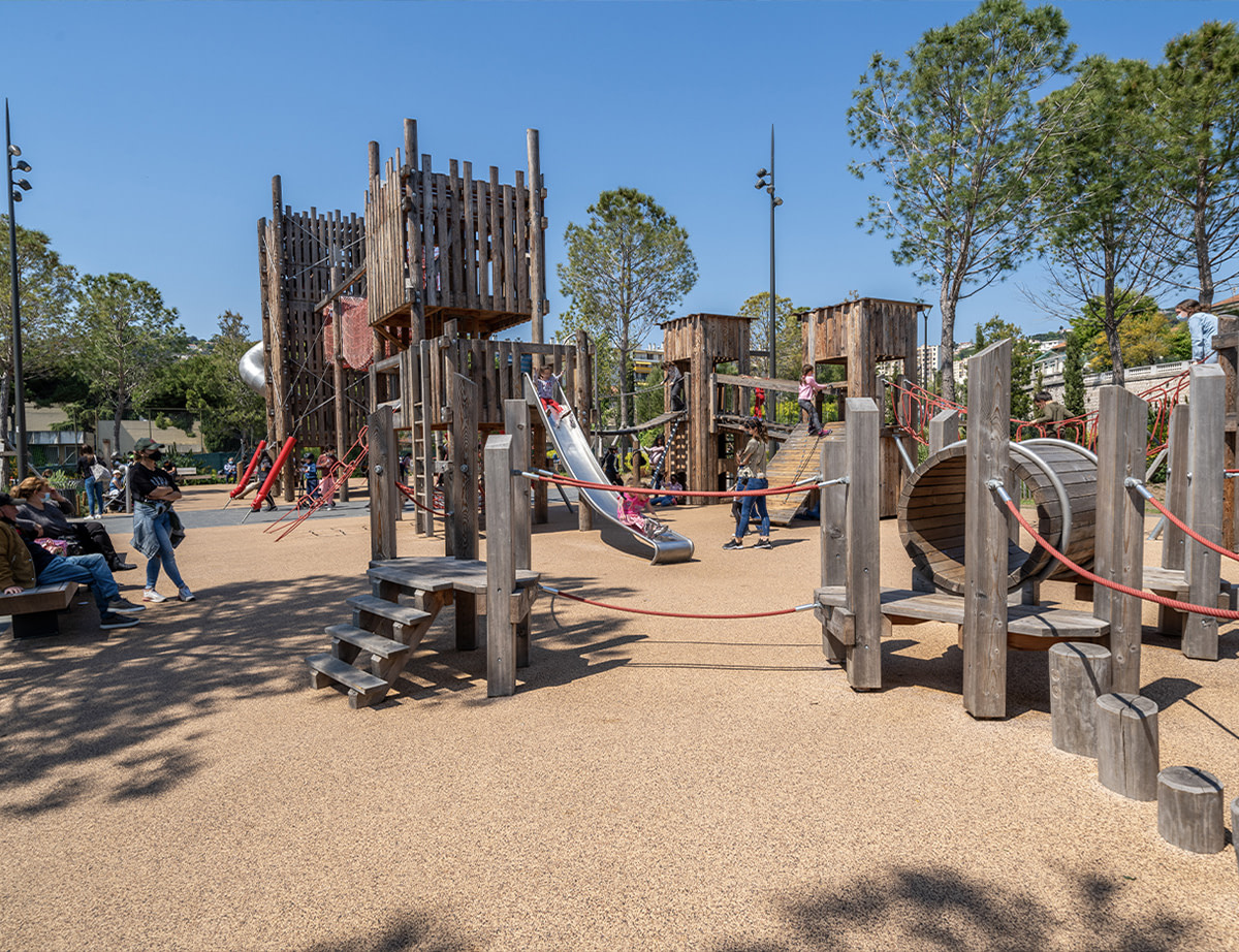 Grande aire de jeux en bois naturel, Nice - Parc du Ray