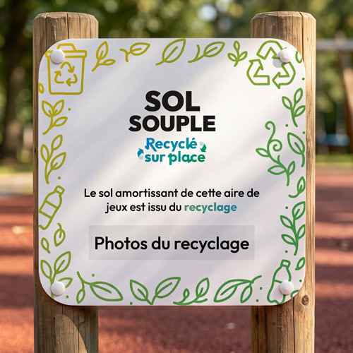 Panneau d'information indiquant que le sol souple a &eacute;t&eacute; recycl&eacute; sur place