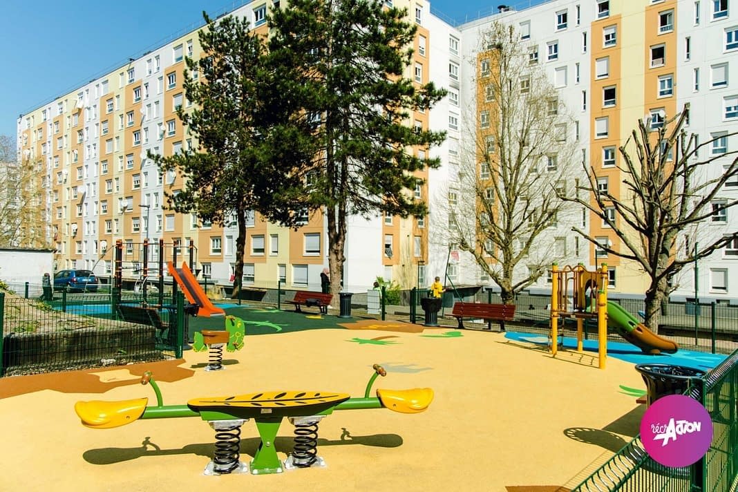 aire-jeux-residence-vue-ensemble Aire de jeux collective installée entre plusieurs immeubles d'une résidence