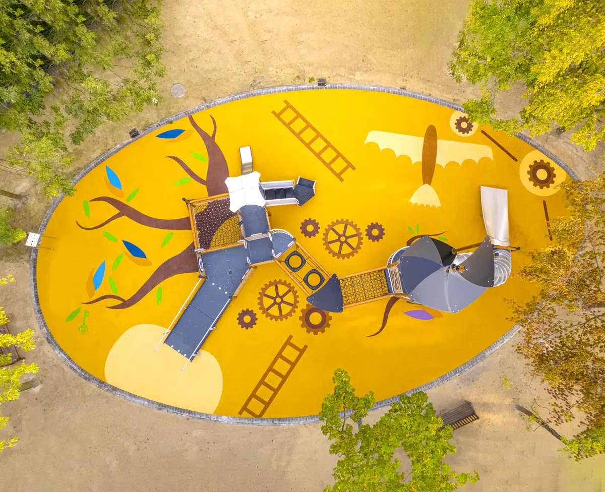 Aire de jeux thématique Léonard de Vinci en sol souple, parc du Millénaire à Courbevoie