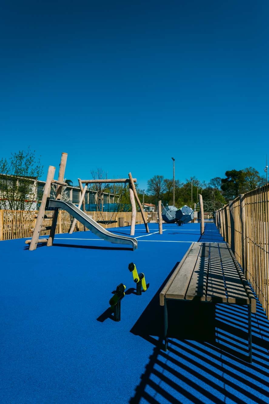 Aire de jeux en bois de robinier et sol souple bleu, mail Sampieri à Mérignac