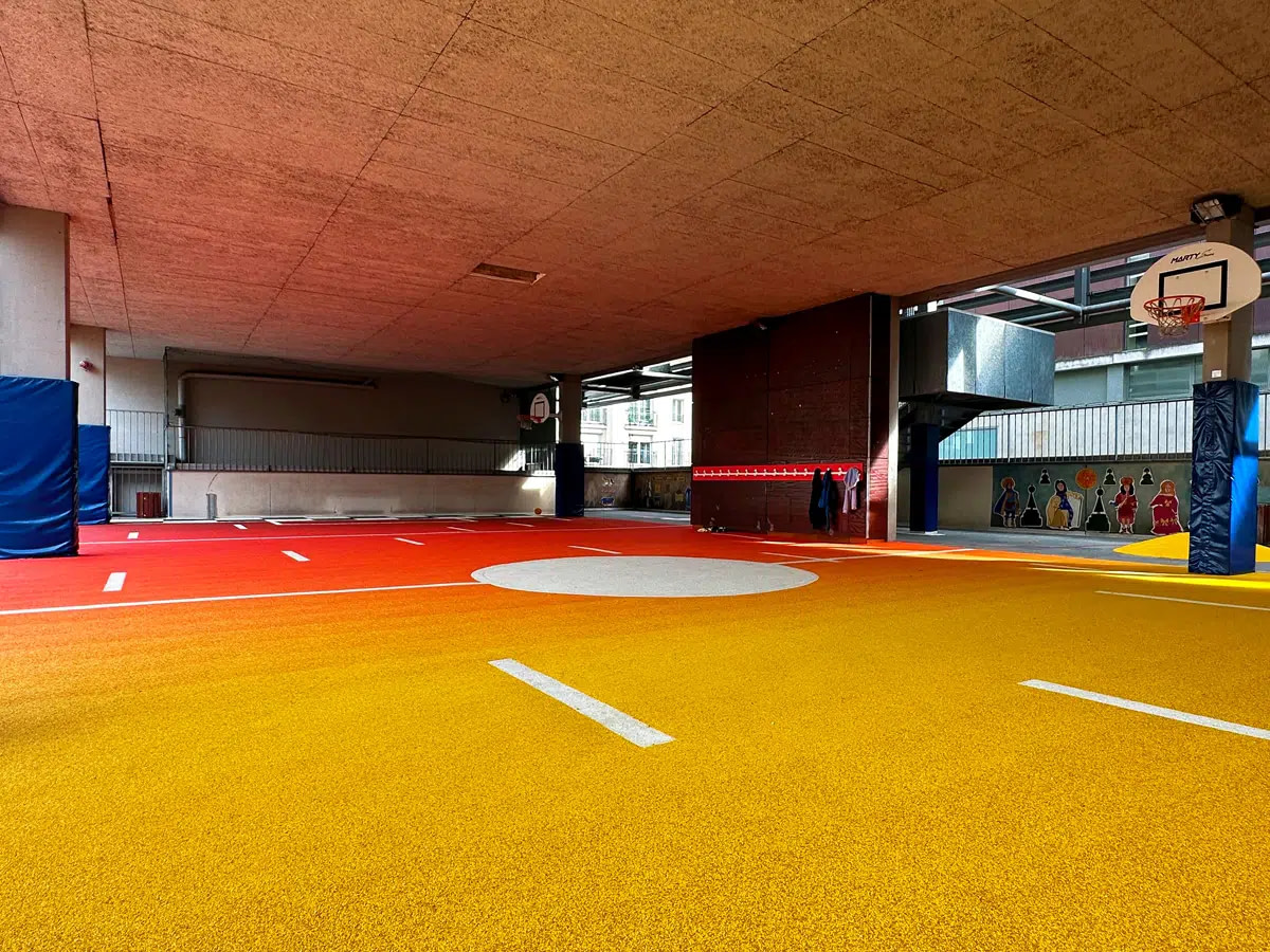 Marquage au sol sur sol souple d'une aire de jeux en robinier à Issy-les-Moulineaux