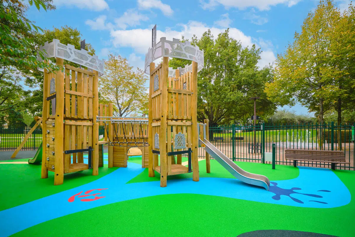 Aire de jeux en bois de robinier et sol souple, promenade du Château à Rungis