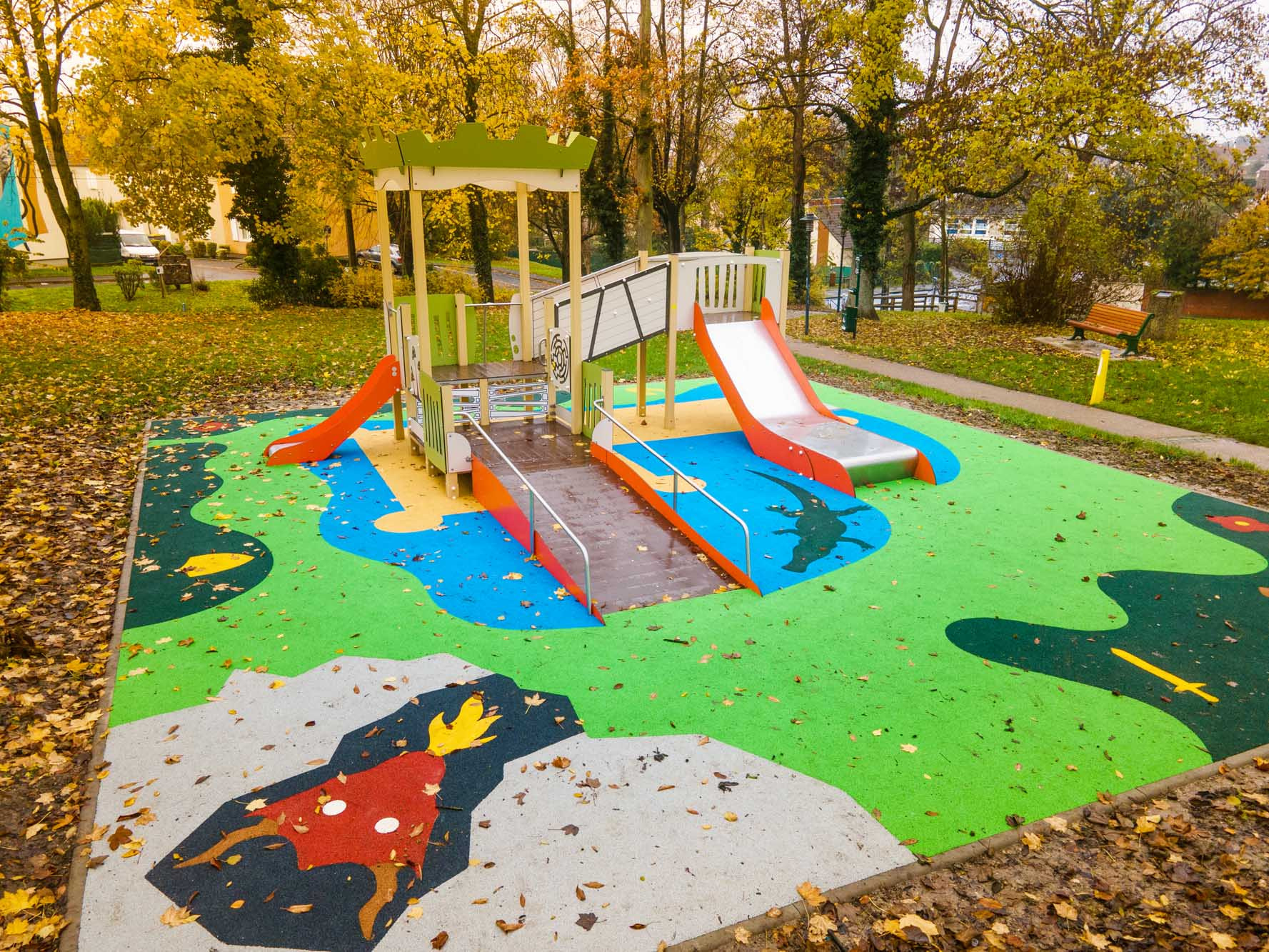 Aire de jeux thématique en matériaux longue durée, parc de la mairie à Mitry-Mory