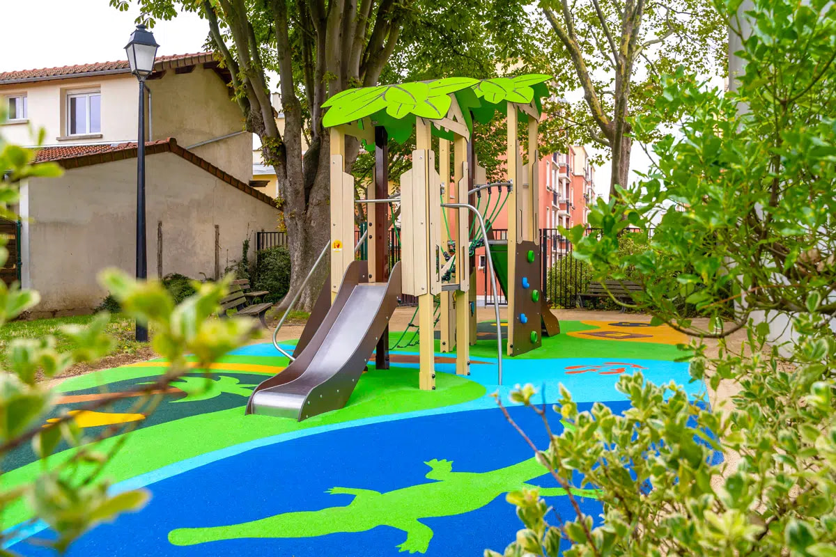 Aire de jeux thématique en matériaux longue durée avec sol souple à Vanves