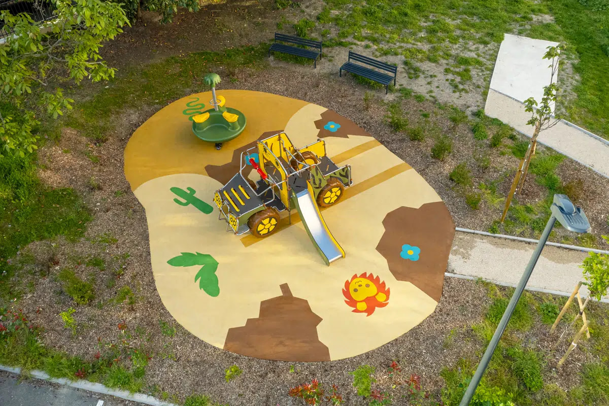 Aire de jeux thématique en matériaux longue durée et sol souple, résidence Gagarine à Drancy
