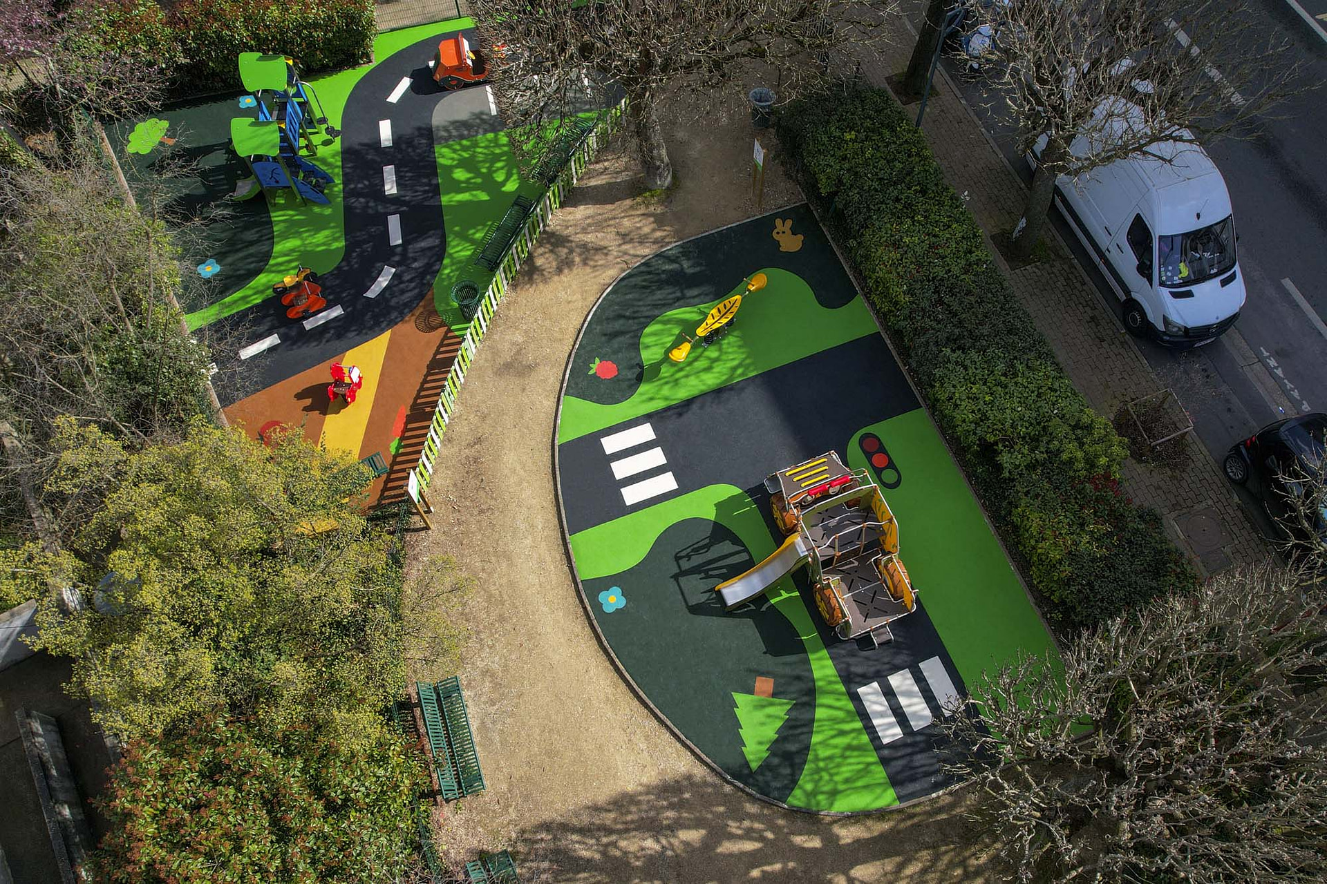 Aire de jeux thématique sur sol souple urbain, square TVS à Meudon