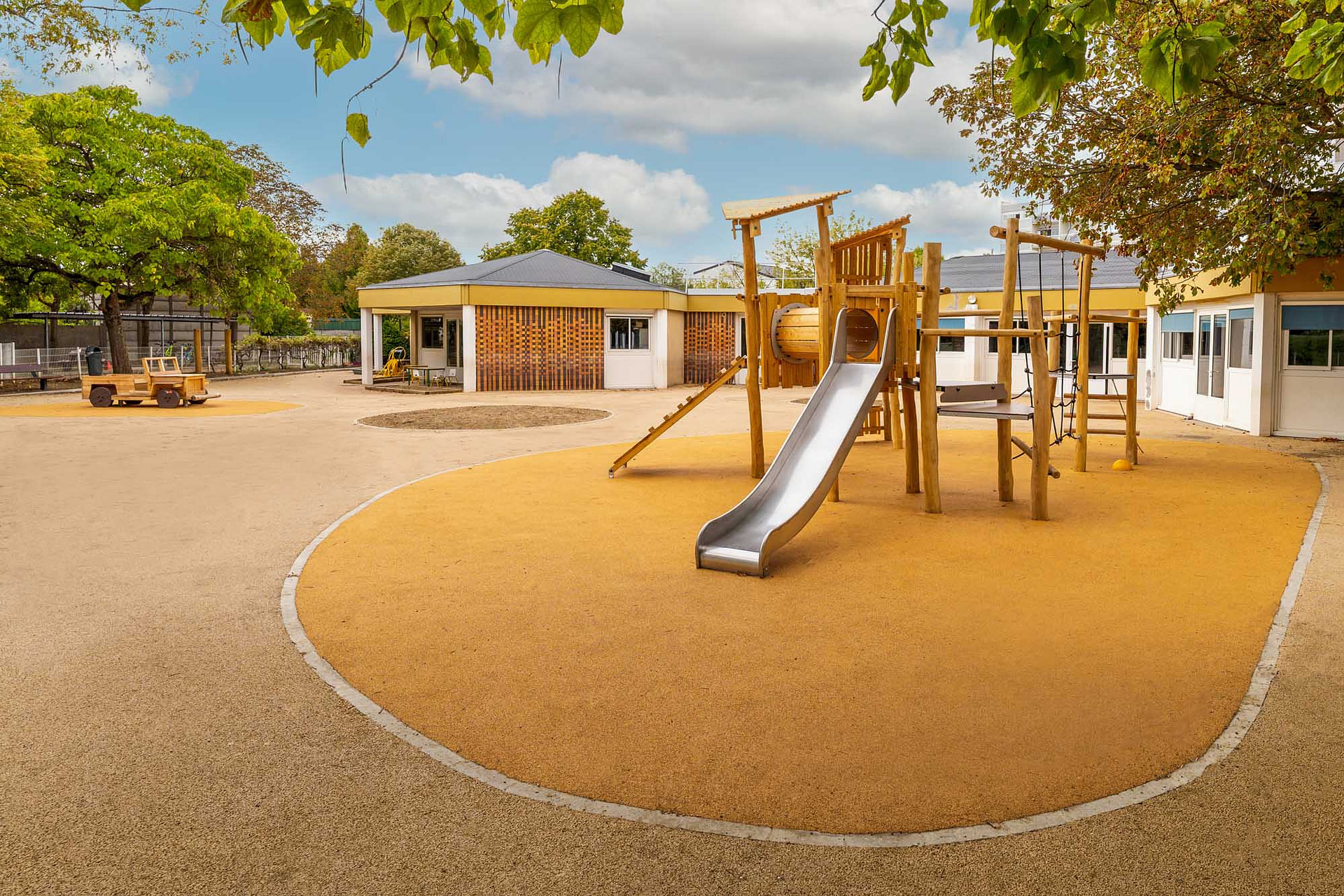 Aire de jeux naturelle sur sol souple en granulats de liège, école maternelle des Champagnes à Chatou
