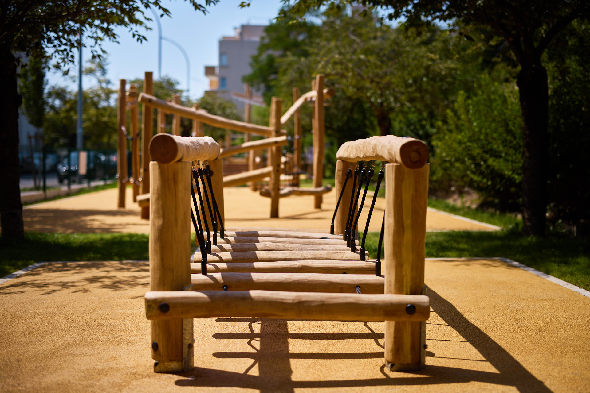 Aire de jeux en bois de robinier et sol souple en liège à Bonneuil-sur-Marne