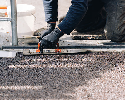 Lissage de la couche de finition en granulats EPDM
