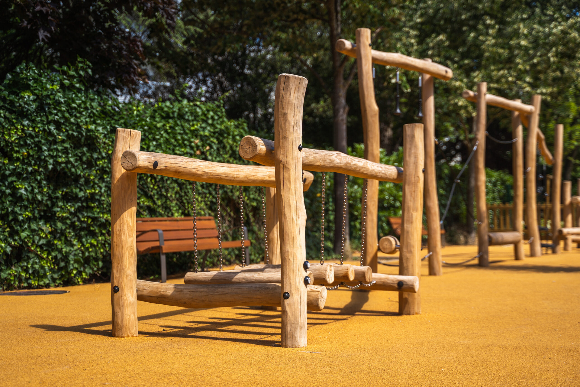 Aire de jeux terminée avec un sol souple en granulats de liège RécréaLiège