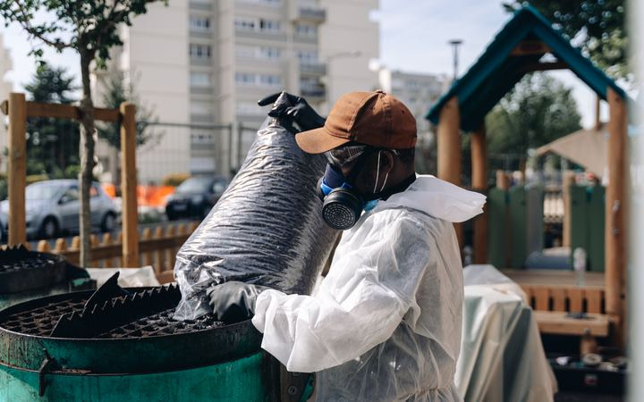 Chargement des granulats dans le malaxeur sur un chantier de sol souple coulé en place