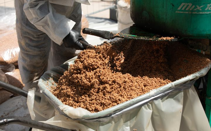 Granulats de liège enrobés de liant sortant du malaxeur